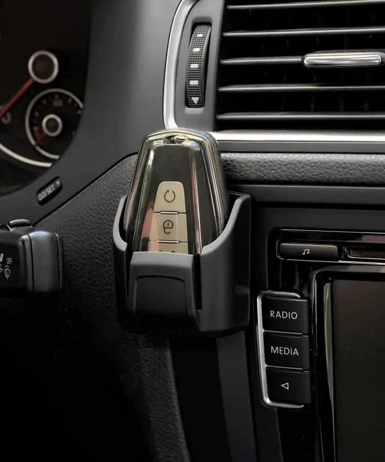 Auto-Schlüsselhalter-Clip, Aufbewahrungsbox für den Autoinnenraum, Armaturenbrett-Organizer, Klebehalterung für Karten und Schlüssel, universelle Passform – Detail 1
