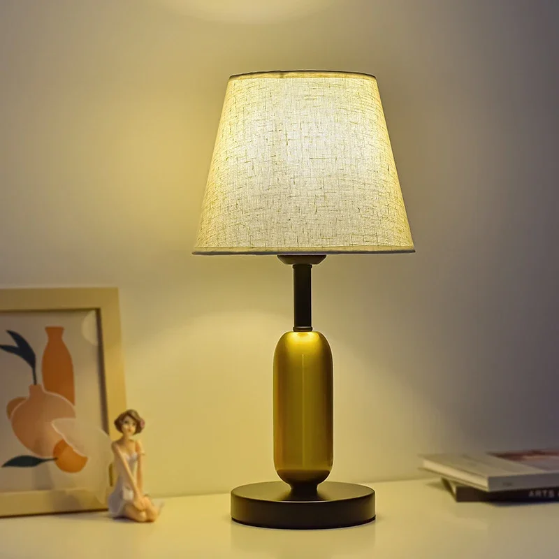 Luz de noche Retro creativa, decoración de dormitorio, lámparas de mesita de noche, pantalla de tela, lámpara de escritorio moderna y cálida, Control remoto Led