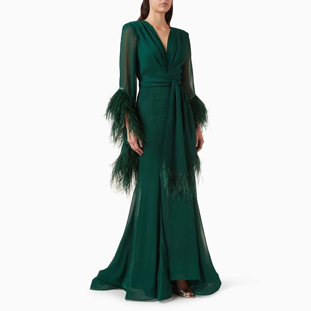 Maßgeschneidertes Meerjungfrau-Abschlussballkleid mit V-Ausschnitt, Abendkleid, Umhangärmel mit Federn, formelles Partykleid, bodenlanges Saudi-Kleid