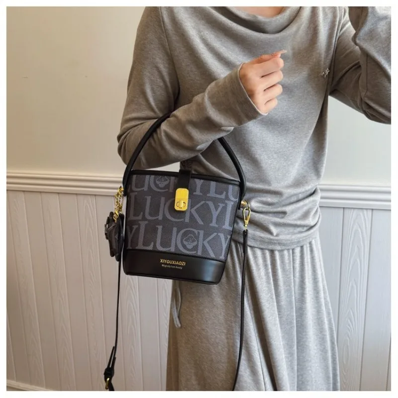 

Универсальная большая сумка для женщин. Незаменимый инструмент для современной многофункциональной женщины.