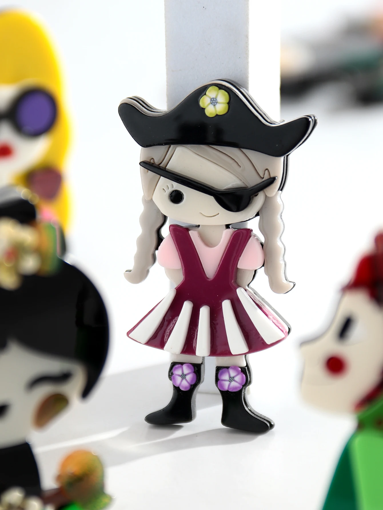 Modische Damen-Figur-Acryl-Spleiß-Brosche für Frauen, niedliche Cartoon-Charakter-Reversnadeln, Taschen- und Kleidungs-Schmuck-Accessoire – Detail 8