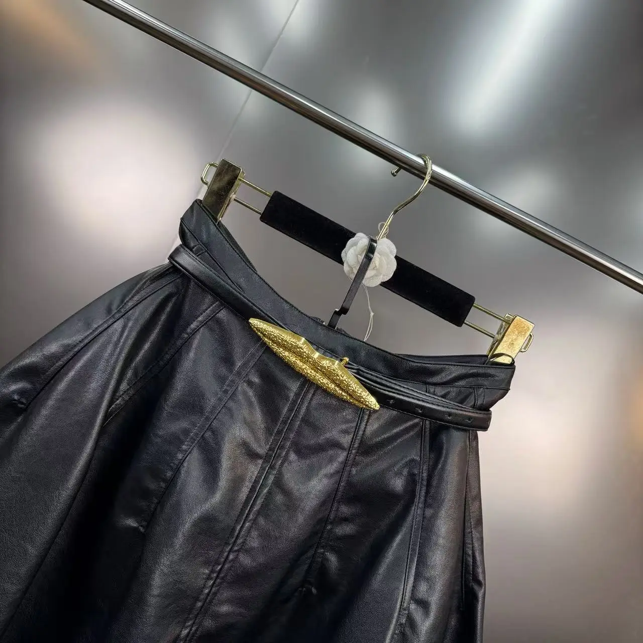 2025 الخريف حزام مزين خليط خياطة بلون منتفخ مظلة التنانير النساء أنيقة التنقل نمط بولي Leather تنورة جلدية