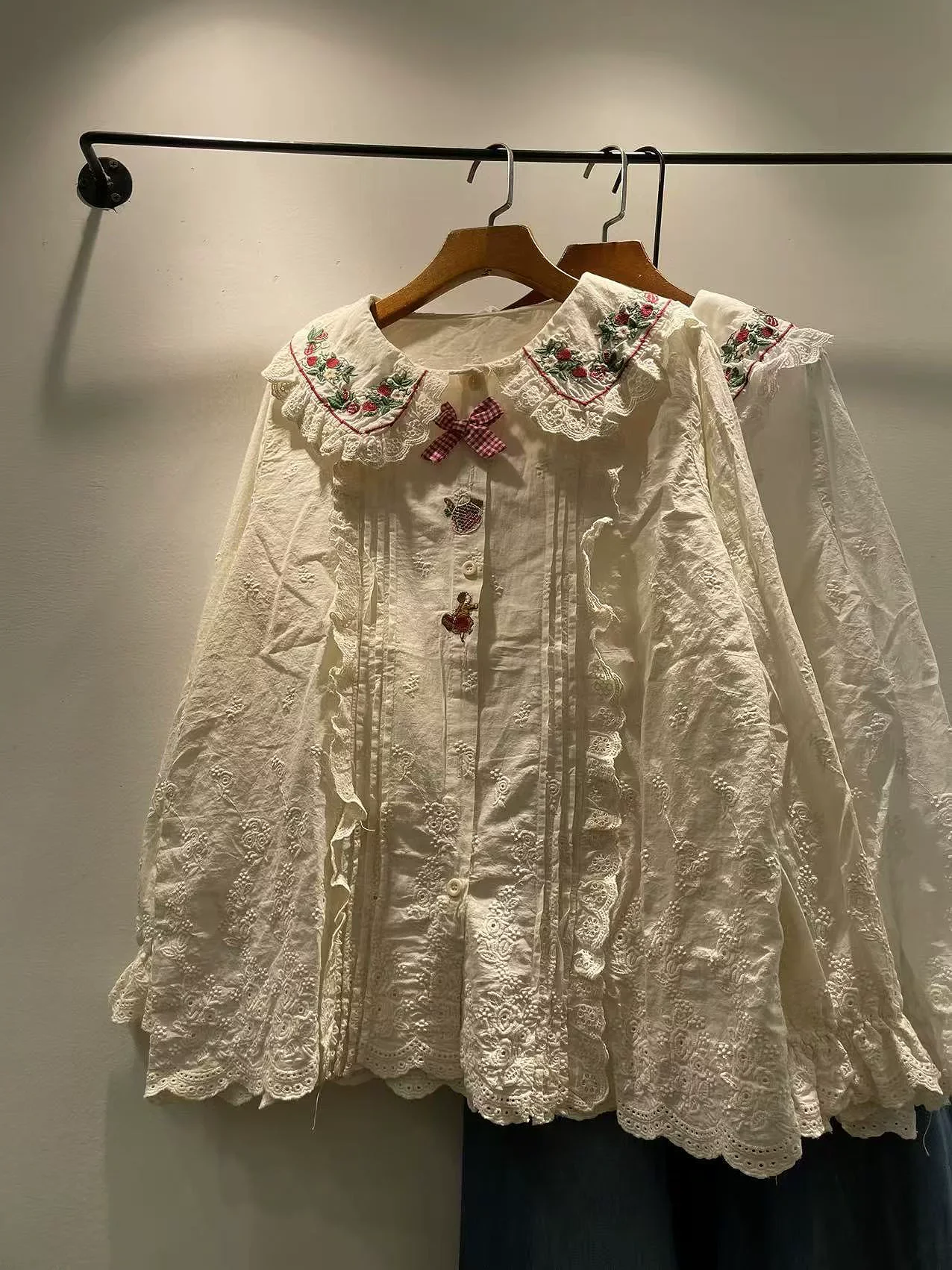 Koszule i bluzki damskie w stylu japońskim mori girl z kołnierzykiem Peter Pan, białe, beżowe, z koronkowymi haftami, styl preppy, kawaii, słodkie, rok 2026.