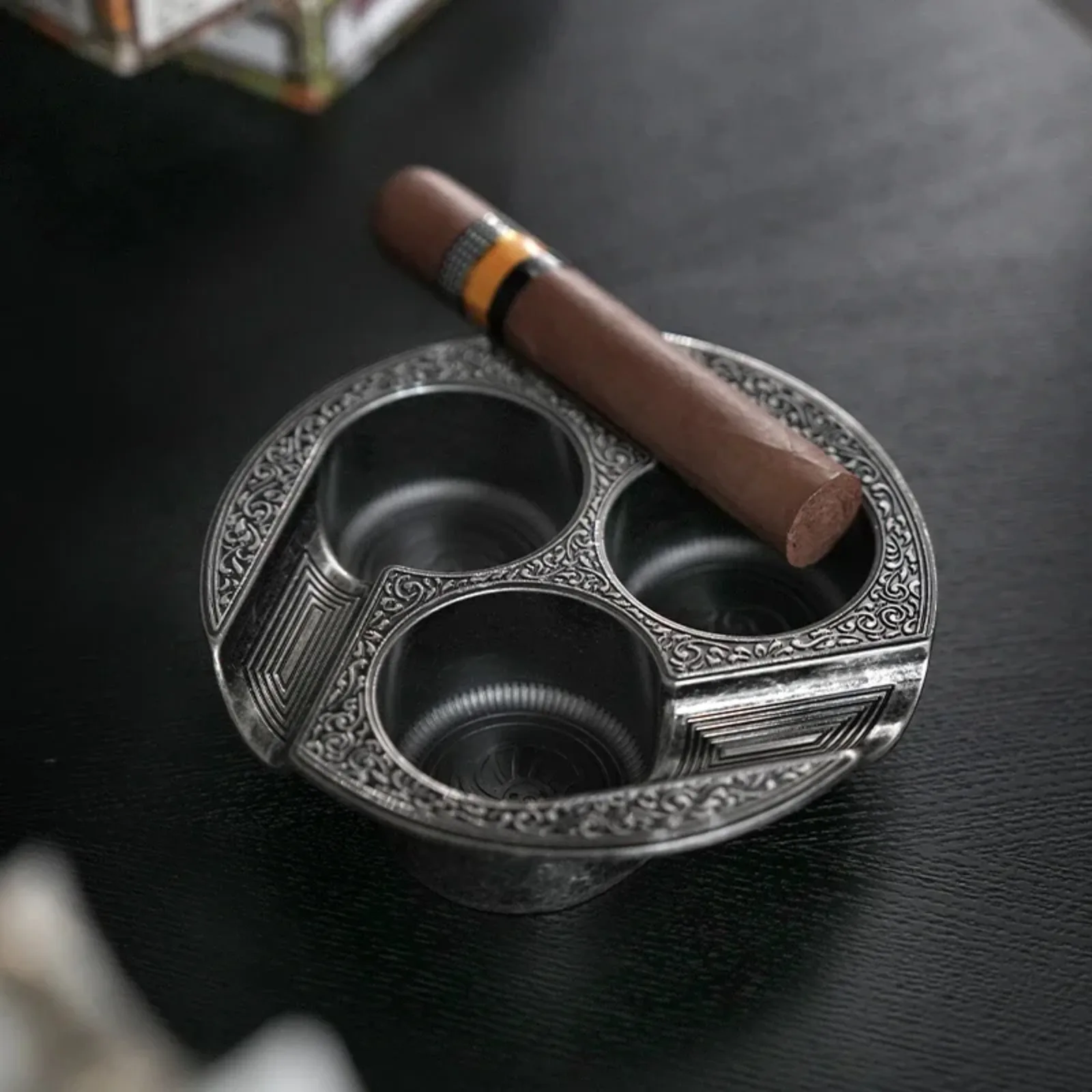 Portable Ashtray with Three Slots Retro Design and Unique Personality. Made of Drop-resistant Metal Exquisite gift