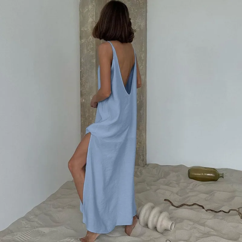 Długa sukienka maxi w stylu boho na plażę, luźna, rozkloszowana, elegancka, na ramiączkach, bez rękawów, z odkrytymi plecami i rozcięciem, idealna na lato.