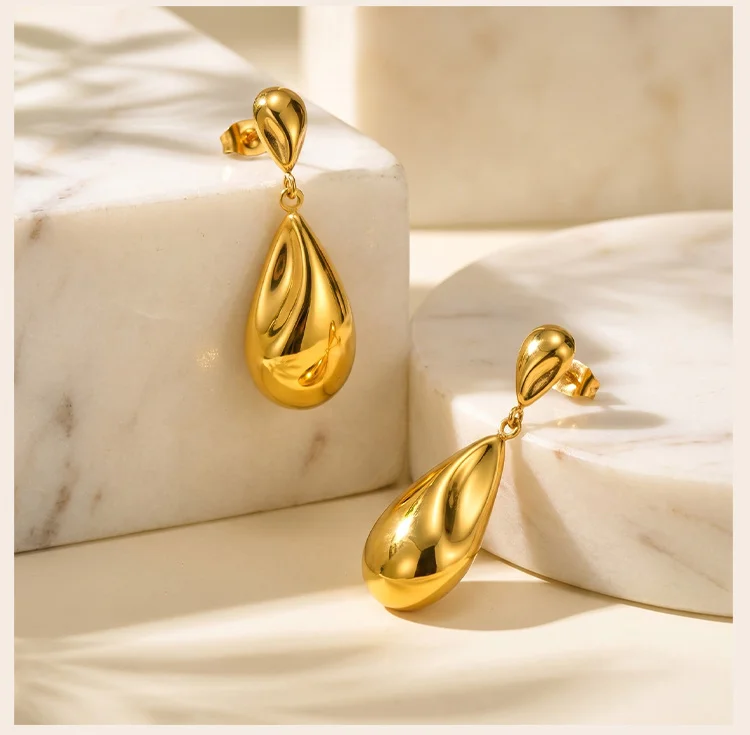Skulpturale Tropfen-Ohrringe, 18K vergoldeter Edelstahl, mit Türkis-Akzenten im Boutique-Stil für die Wiederauffüllung – Detail 4