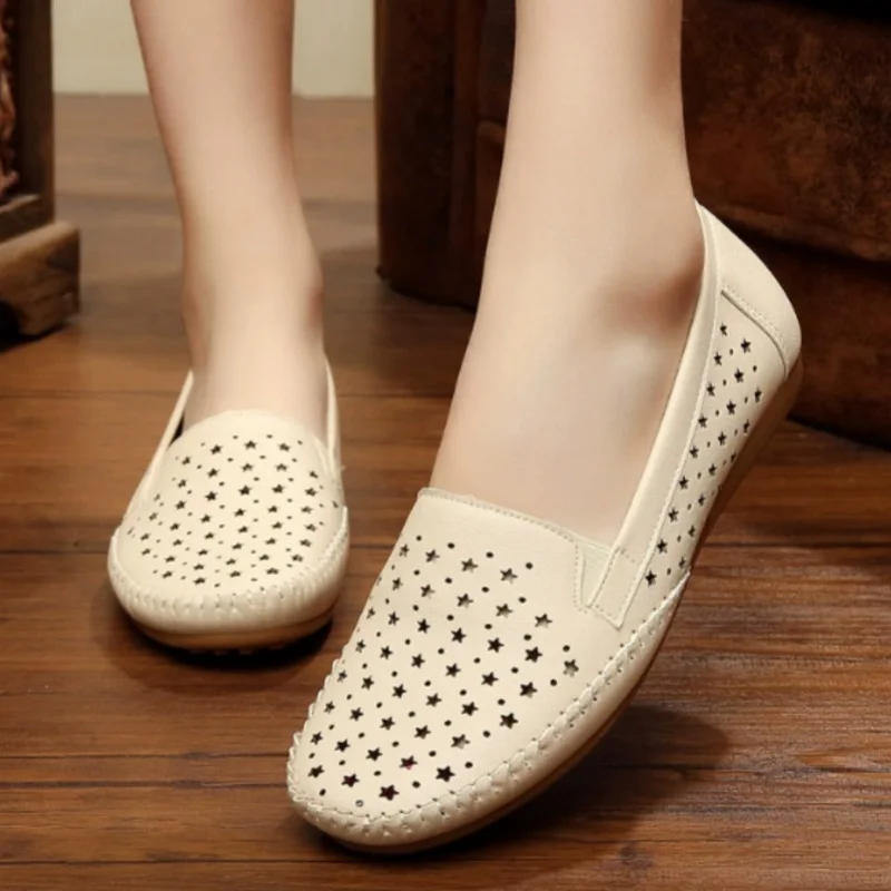 أحذية بيضاء عصرية ومريحة ذات قاع مسطح ومضادة للانزلاق أحذية عمل صيفية جديدة أنيقة وناعمة للتمريض للنساء #1