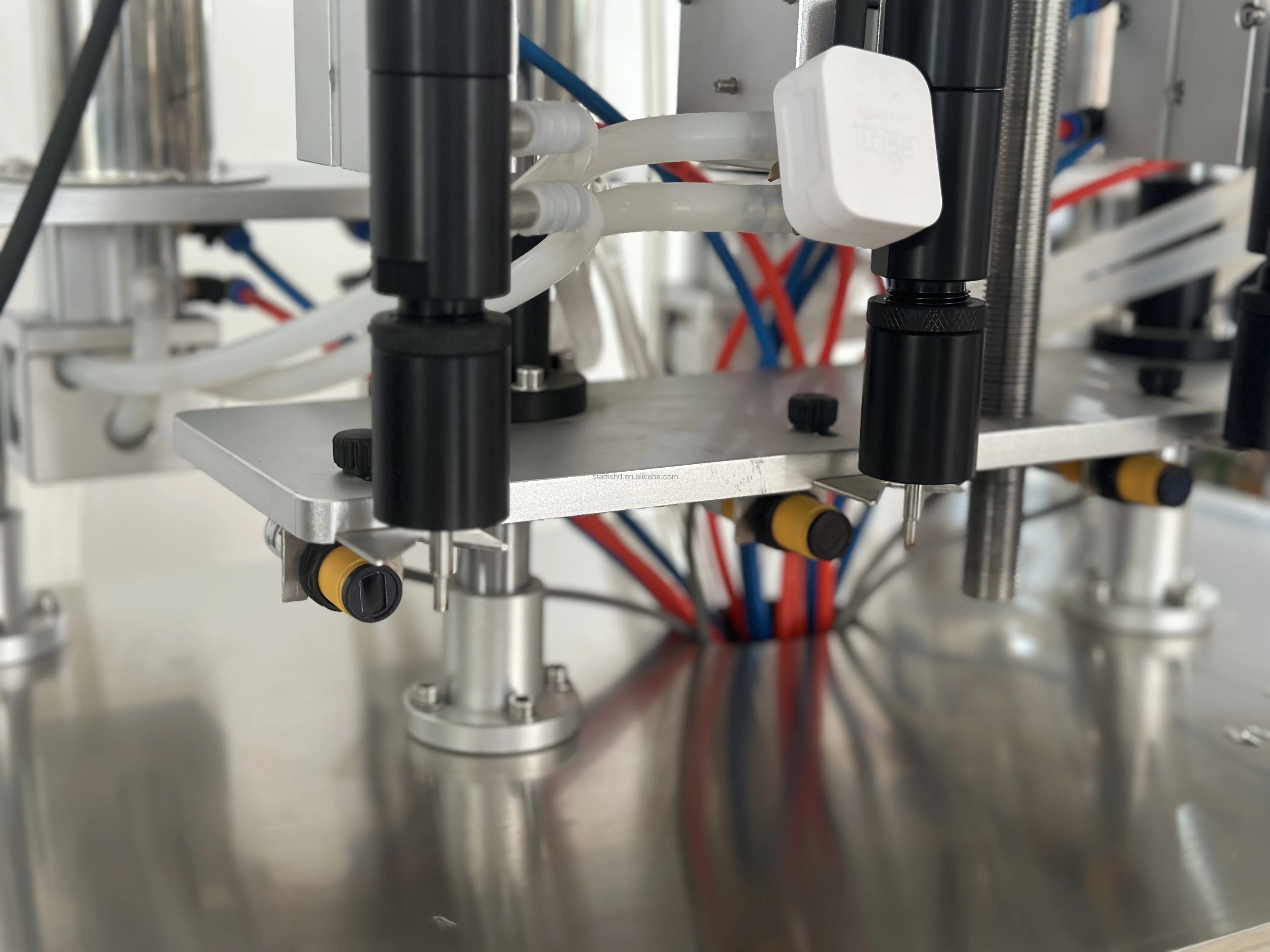 4 Heads Small Bottles Vacuum Liquid Water Juice Filler Perfume Fragrance Oil Negative Pressure Filling Machine