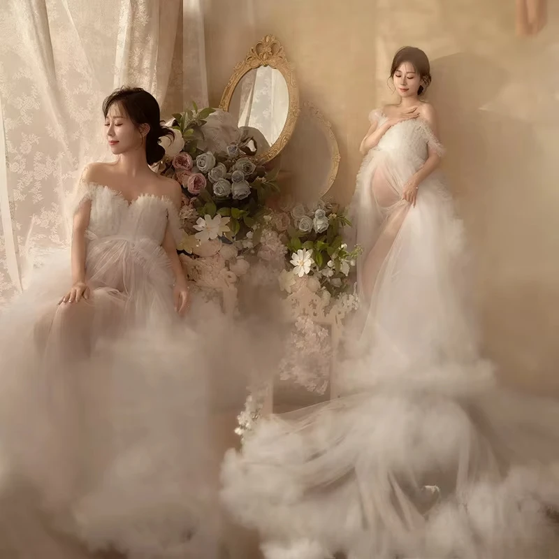 abito-da-sposa-elegante-da-donna-con-ricami-pesanti-bianco-con-spalle-scoperte-e-strascico-per-servizio-fotografico-di-gravidanza-e-ritratto-in-studio