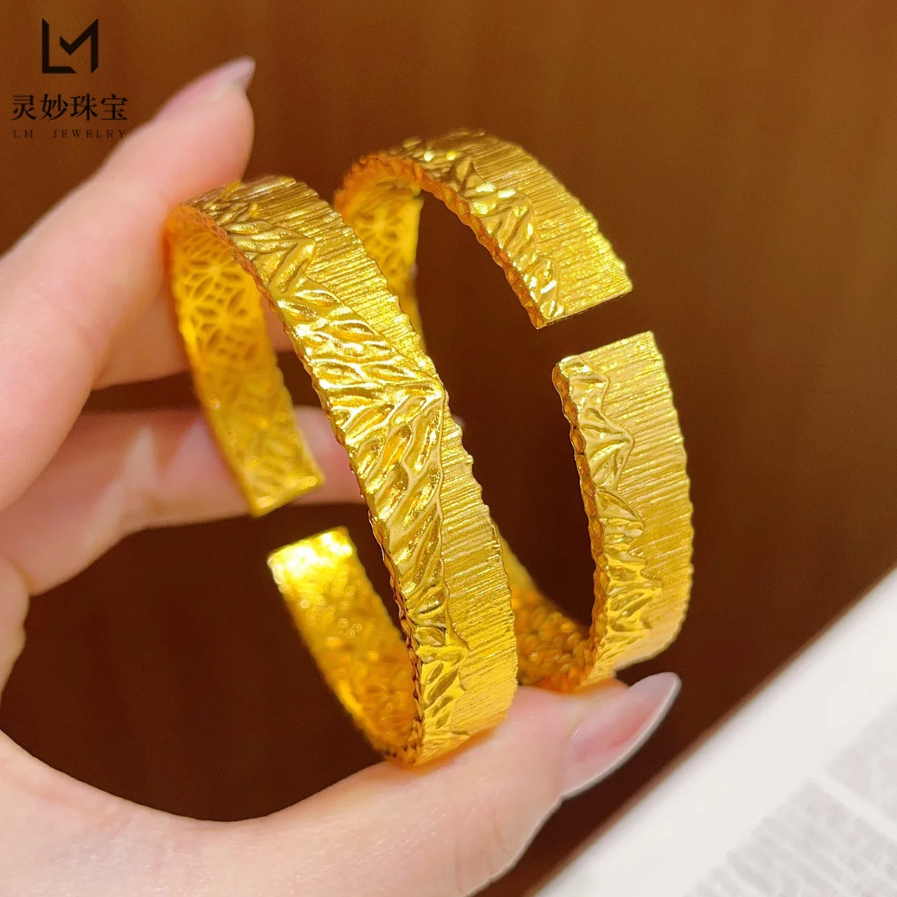 

Gold Collection Rizhao Jinshan Vertical Pattern Open Bangle For Women24K Gold AU999 Pure gold material owns great wearing effect