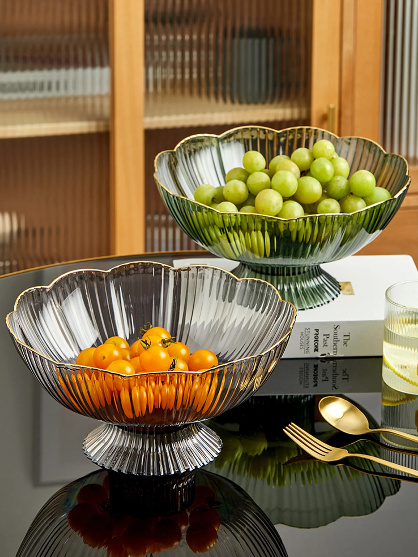 WORTHBUY Multifunctional Fruit Plate With Drainable Base, Clear Plastic Fruit Bowl For Kitchen Party Snack Fruit Tray