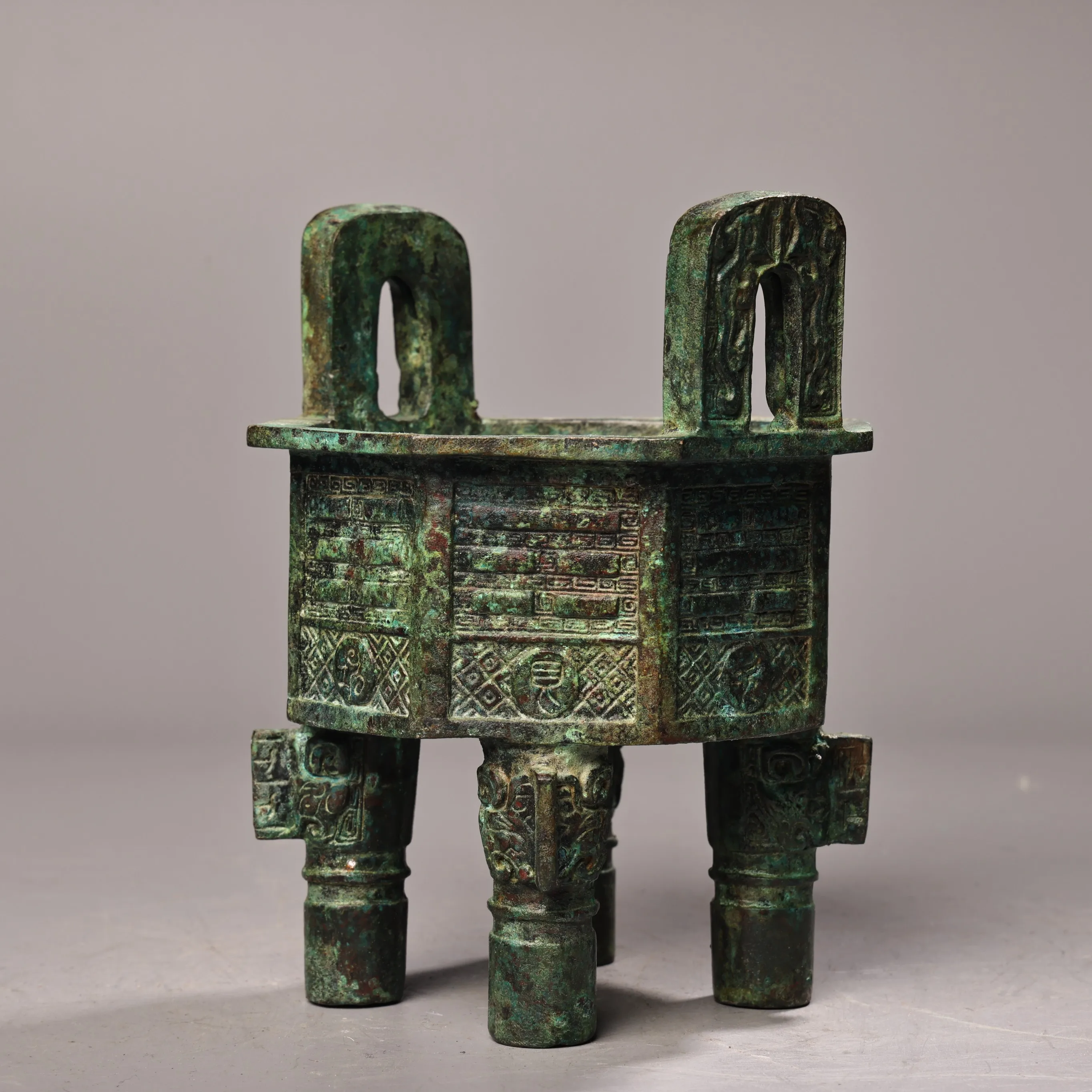 China bronze collection bronze gossip four-legged Fang Ding ornaments gifts.