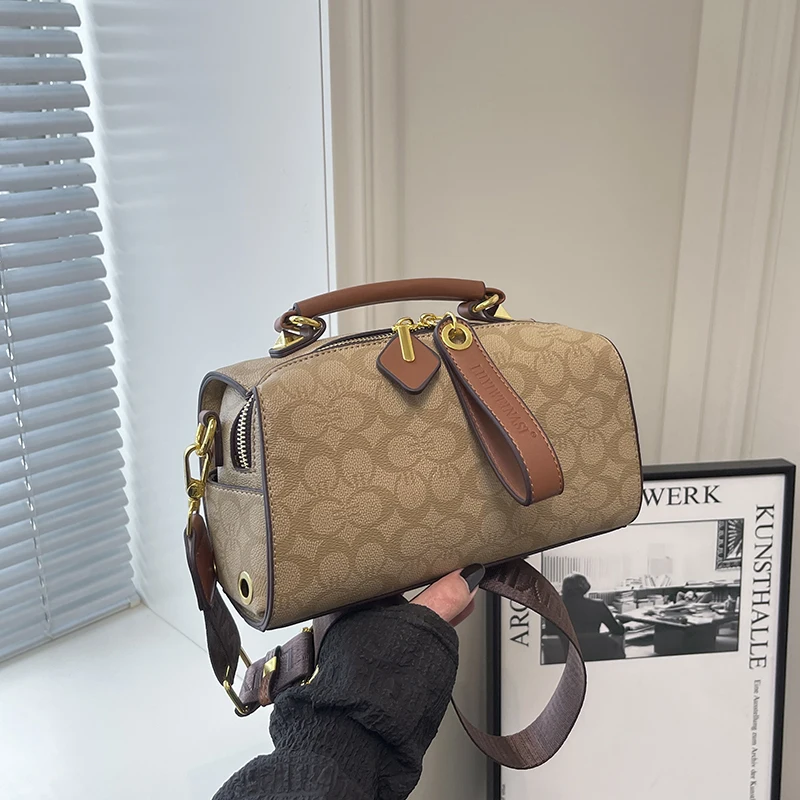 

Stylish Ladies Shoulder Bag In Genuine Leather, Convertible To Crossbody Messenger, Popular Classic Elegant Handbag For Women
