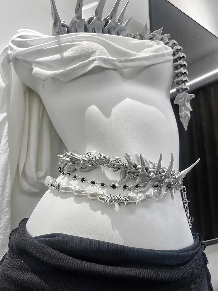 سلسلة الخصر على شكل عظمة التنين على الطراز القوطي الشرير هي إكسسوار مجوهرات كرنفال من مادة الراتنج للنساء