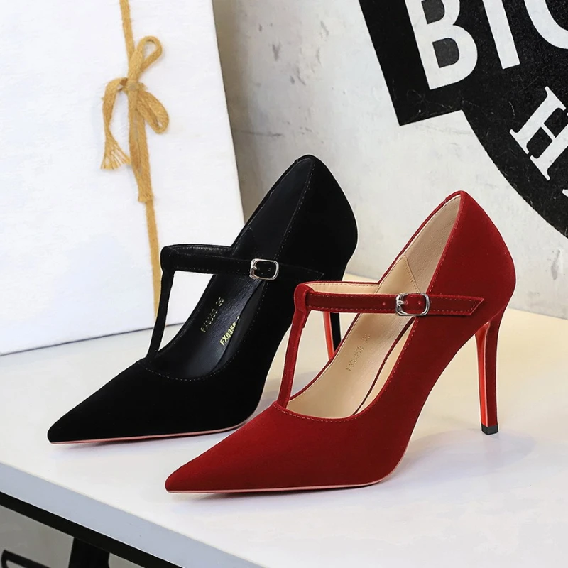 Sepatu Hak Tinggi Wanita Model Pointed Toe, Stiletto Seksi Sol Merah Bahan Suede T-Strap, Model Shallow Mouth Elegan