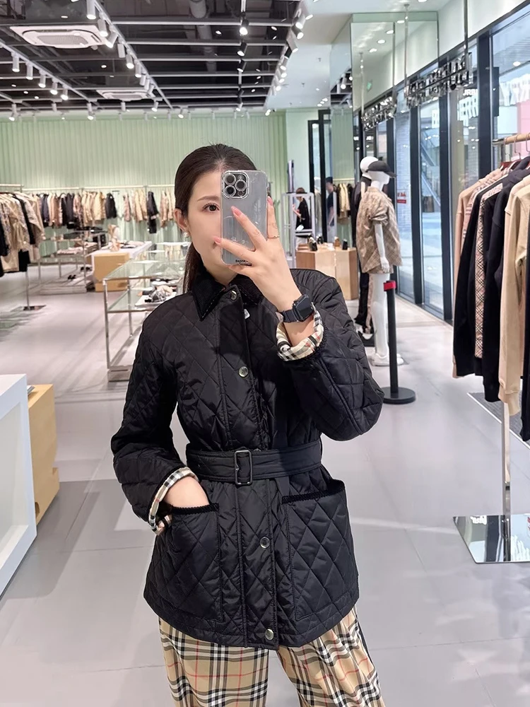 

Женская хлопковая куртка в британском стиле, осень-зима 2025, новая, ретро, с ромбовидным узором, вельветовым воротником, средней длины, с поясом, теплая