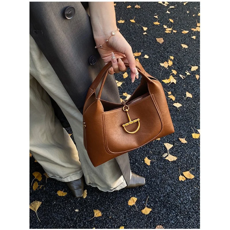 Luksusowa damska torba typu tote wykonana ze skóry w panterkę, o swobodnym, popularnym w Dublince, trwałym i lekkim wyglądzie. ​