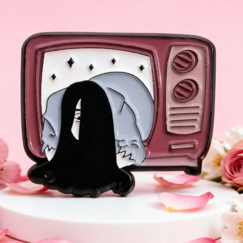 Retro TV Ghost Enamel Badge, Classic Horror Movie Themed Badge for Jackets Backpack Gothic Spooky Horror Fans Decor Gift