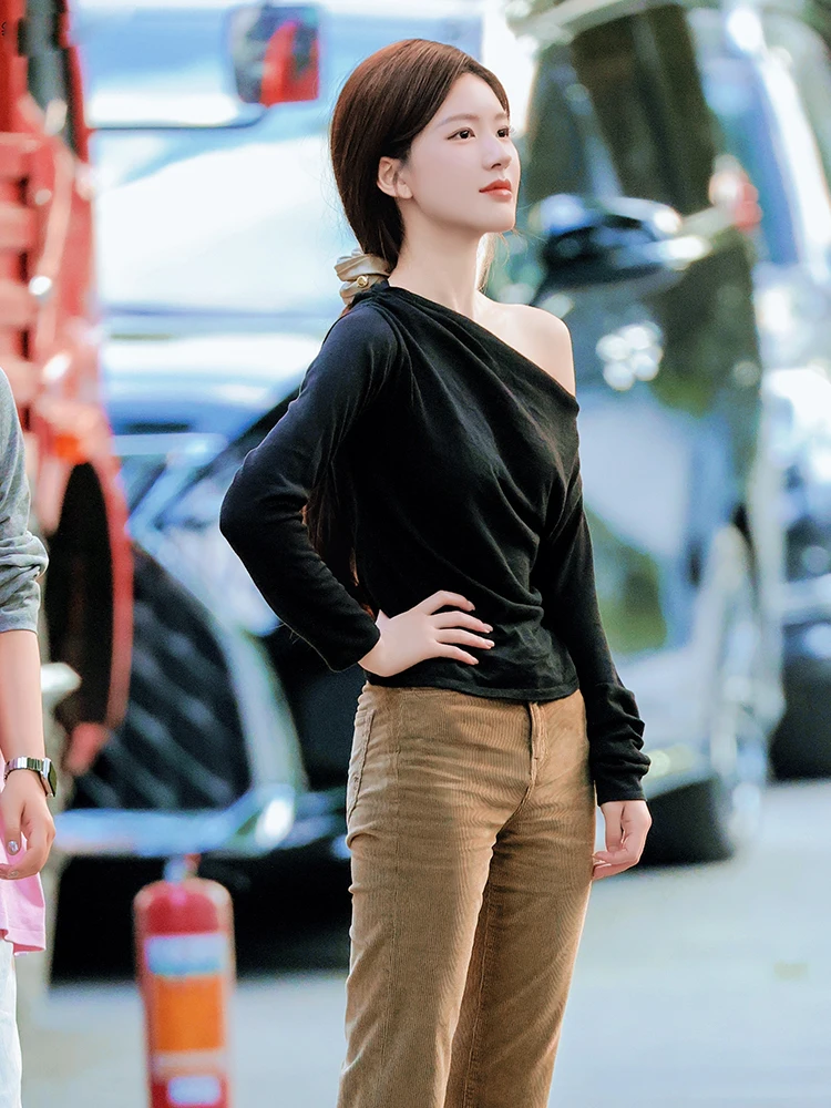 

Женская футболка Sli Long Sve Slim Fit Bla с асимметричным дизайном плеч, повседневная, удобная, дышащая, хлопковая.