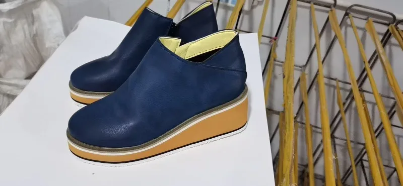 2025 Neue Damenstiefel Designer Keilabsatz Plateau-Stiefel Modische Reißverschluss-Knöchelstiefel für Damen PU-Leder Freizeitstiefel Botas De Mujer – Detail 6