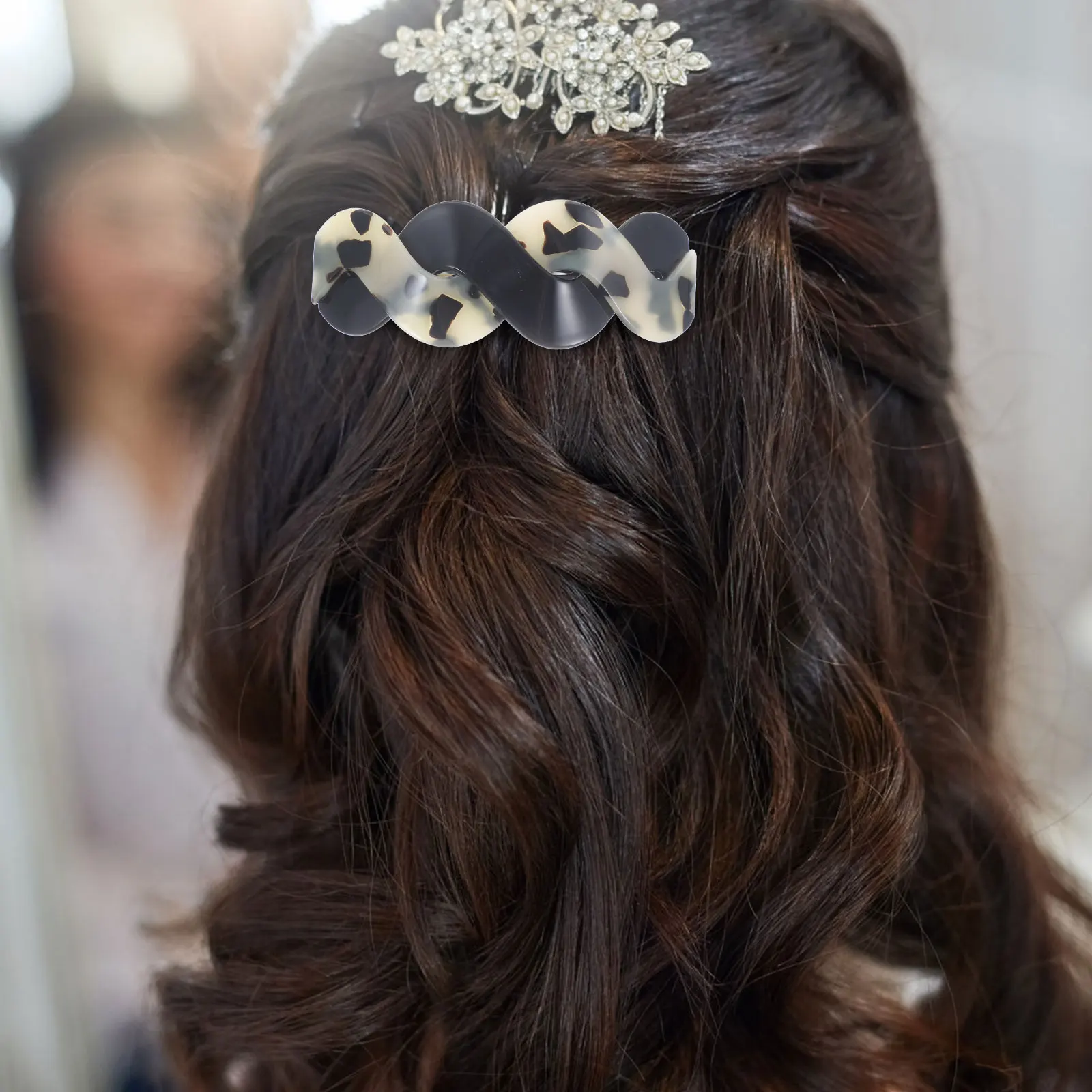 

2Pcs Acrylic Hair Clips for Women Thick Hair Ponytail Holders Lightweight Barrettes for Makeup Washing