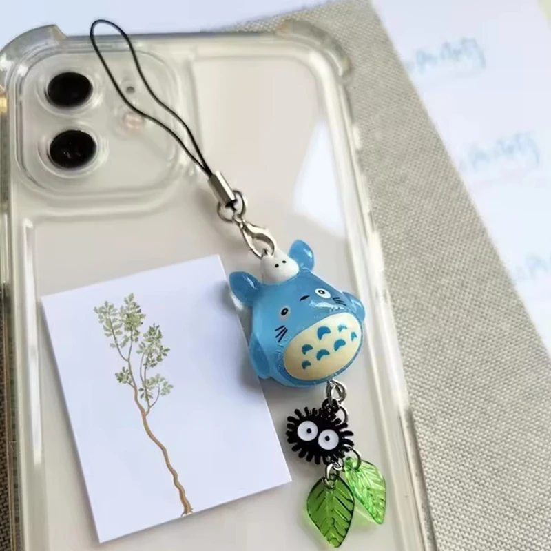 1 unidad de colgante para teléfono de animal azul Kawaii, llavero de Soot Sprite negro, trébol de cuatro hojas, colgante para mochila, colgante para teléfono de anime