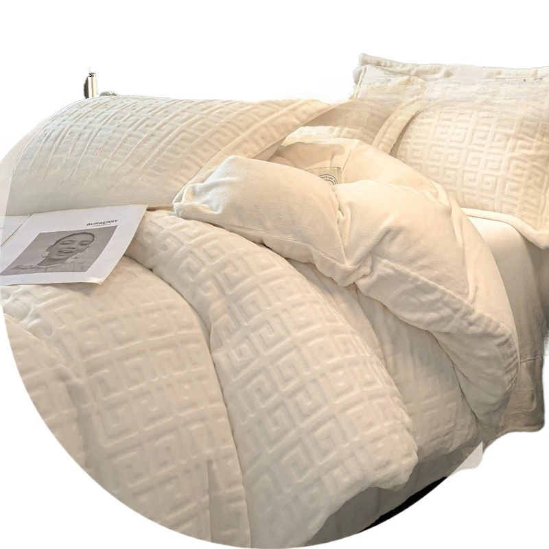 Set di quattro pezzi in pile di latte di fascia alta di classe A, lenzuola semplici e calde intagliate ispessite