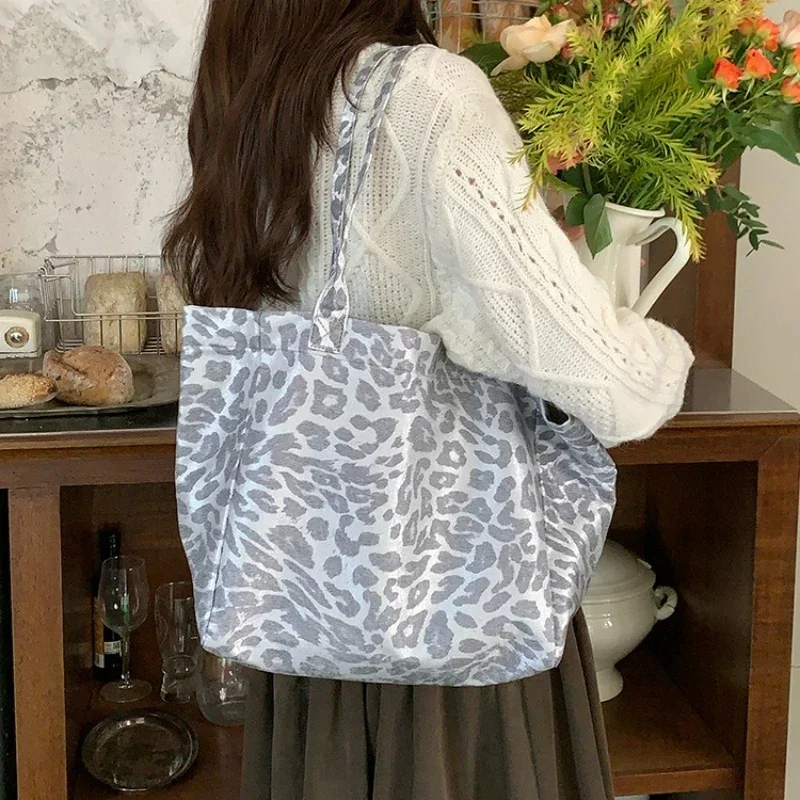 Silver Leopard Print Canvas Leisure Tote Bag Large Capacity Commuter Shoulder Bag Fashion Simple and Lightweight Storage Bags