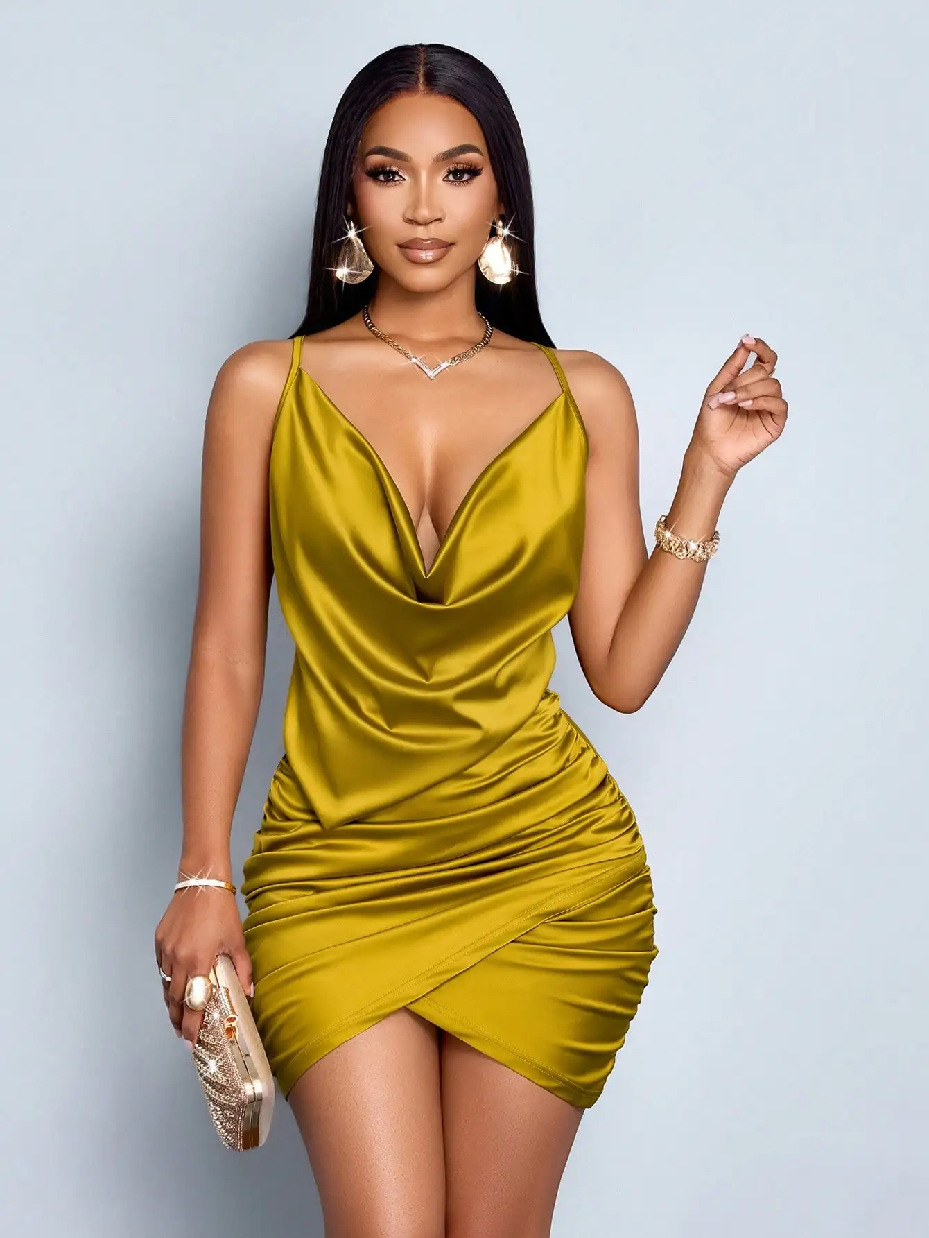 Robe moulante en satin vert olive avec col en V drapé et détails froncés pour la soirée