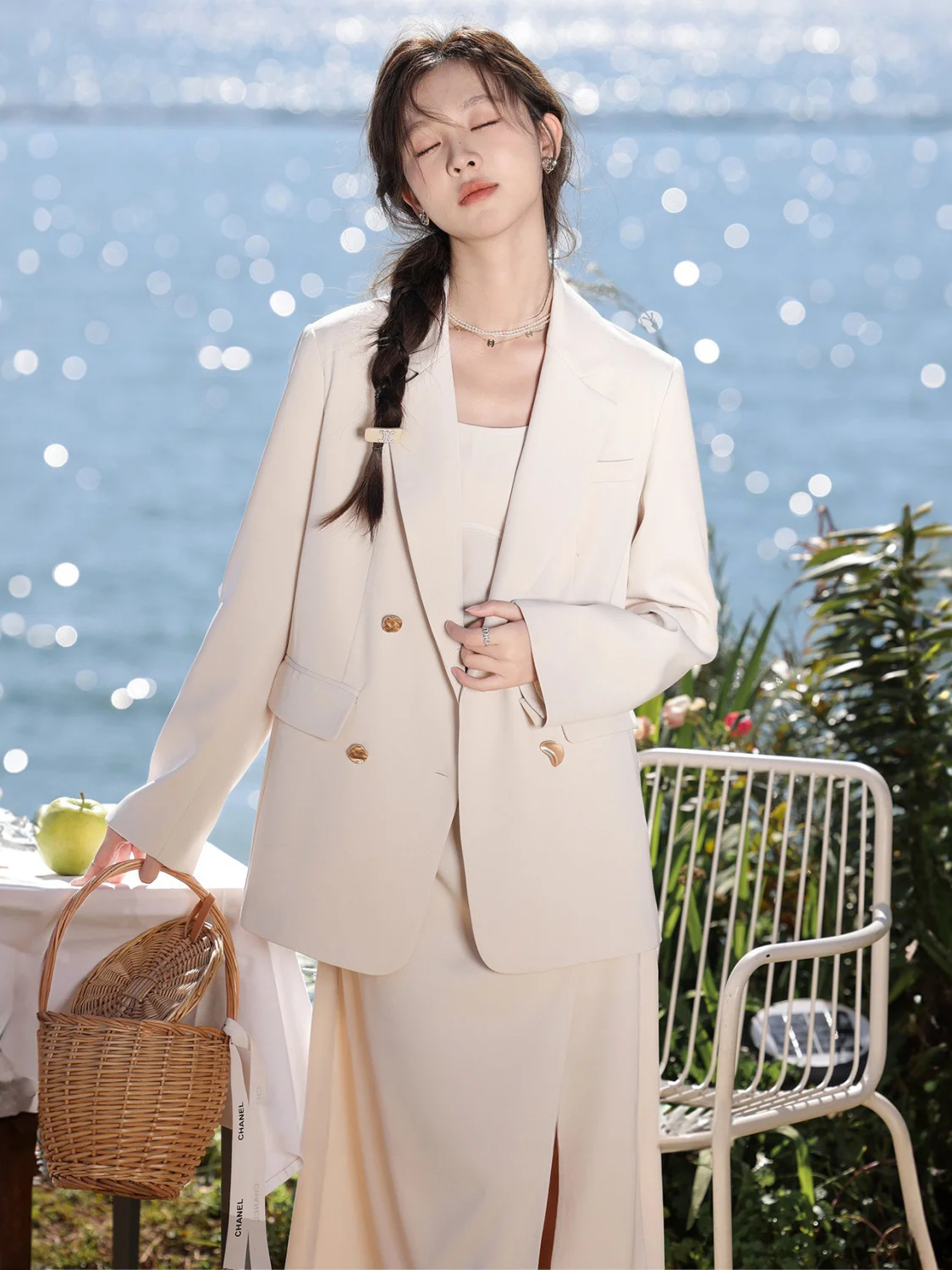 2025年レディースファッション トレンド ブレザー 女性らしいシルエット 伸縮性のあるペプラム カシミヤ混 キャメル色 七分袖 伸縮性のある万能型