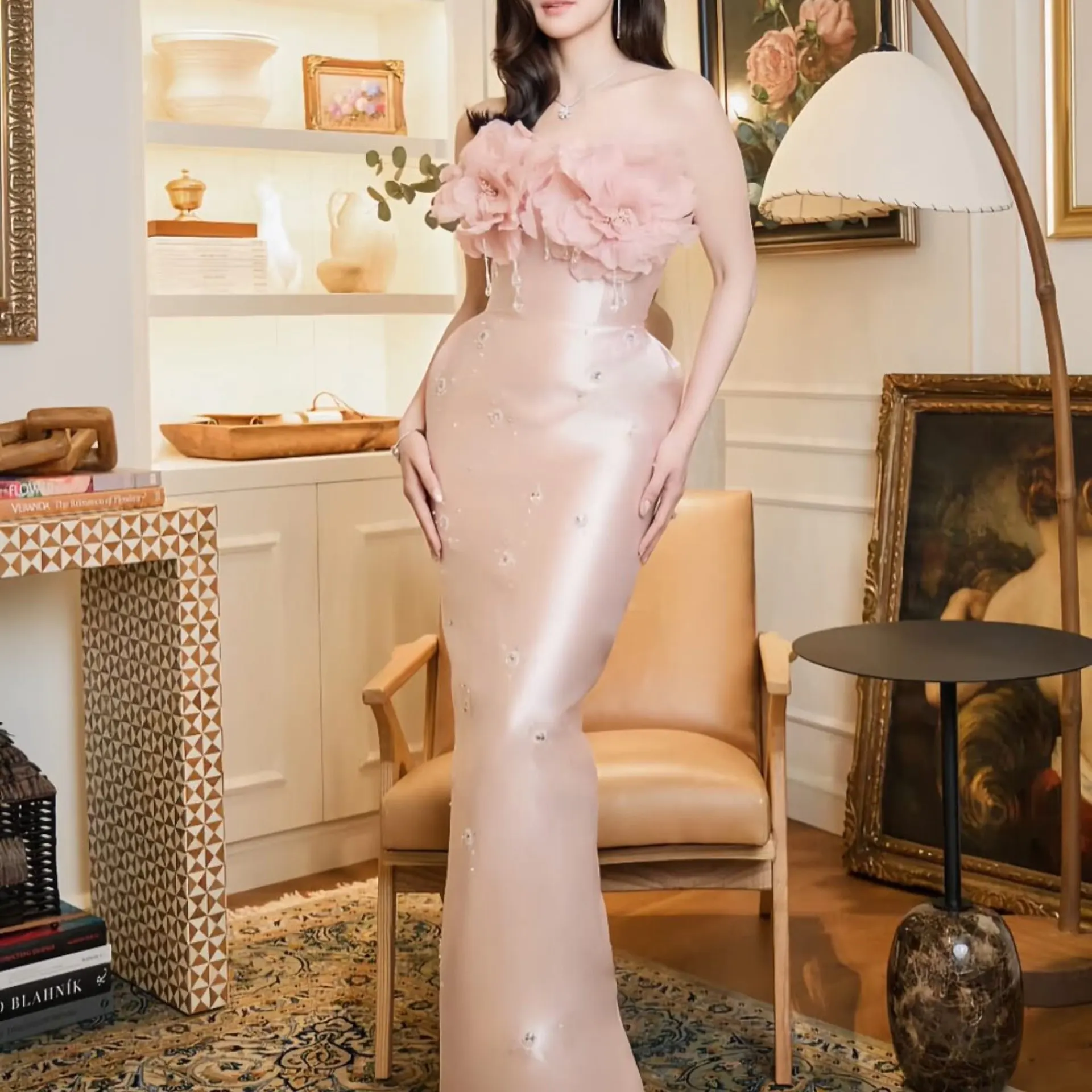 

Элегантное атласное платье без бретелек с 3D цветочным лифом и кристаллами, капающими кисточками, вечернее платье с высоким разрезом и открытой спиной для выпускного вечера 2026