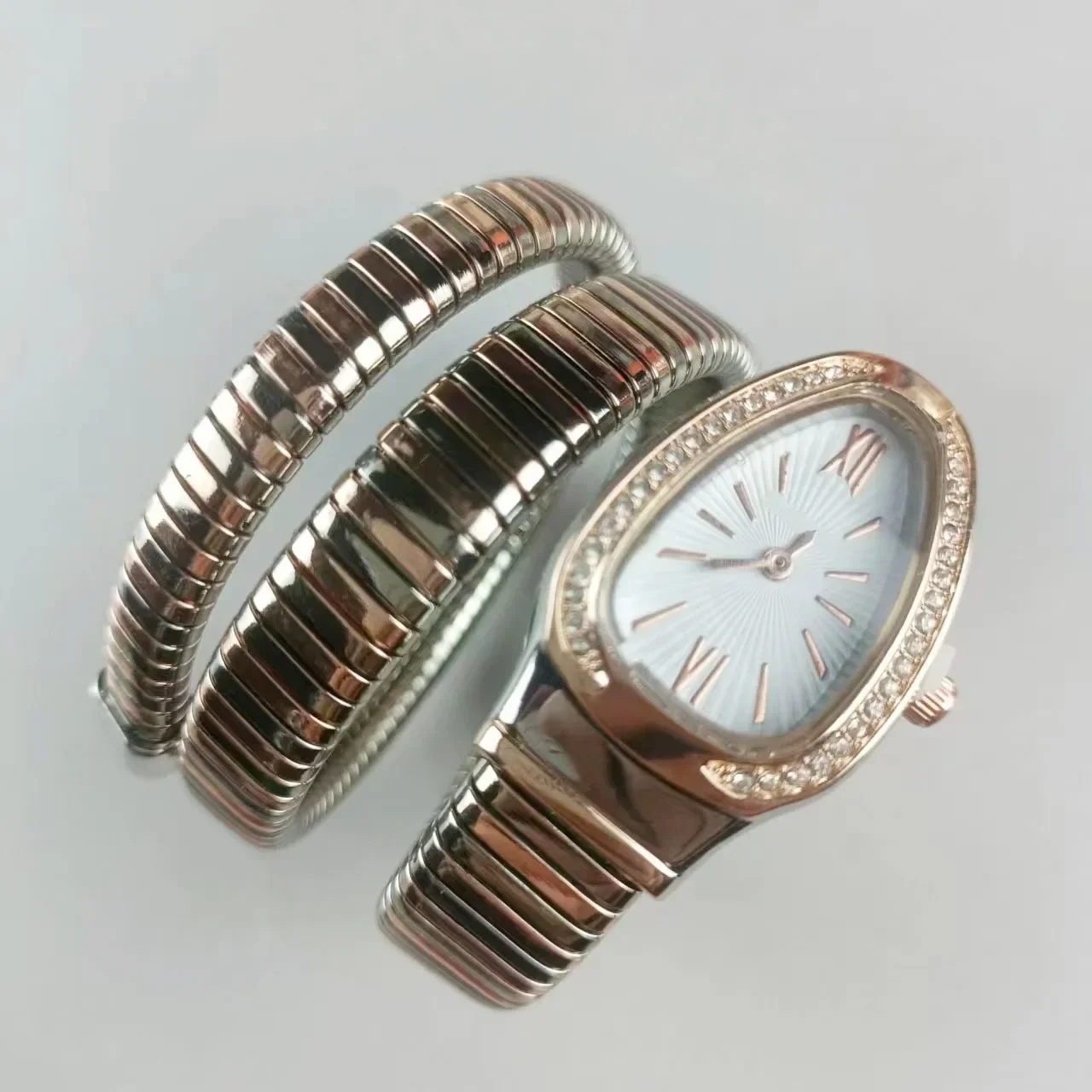 Jam Tangan Wanita Terbaru 2025 Mewah Bahan Stainless Steel Quartz Berkualitas Tinggi Model Gelang Fashion Warna Emas Khusus Wanita