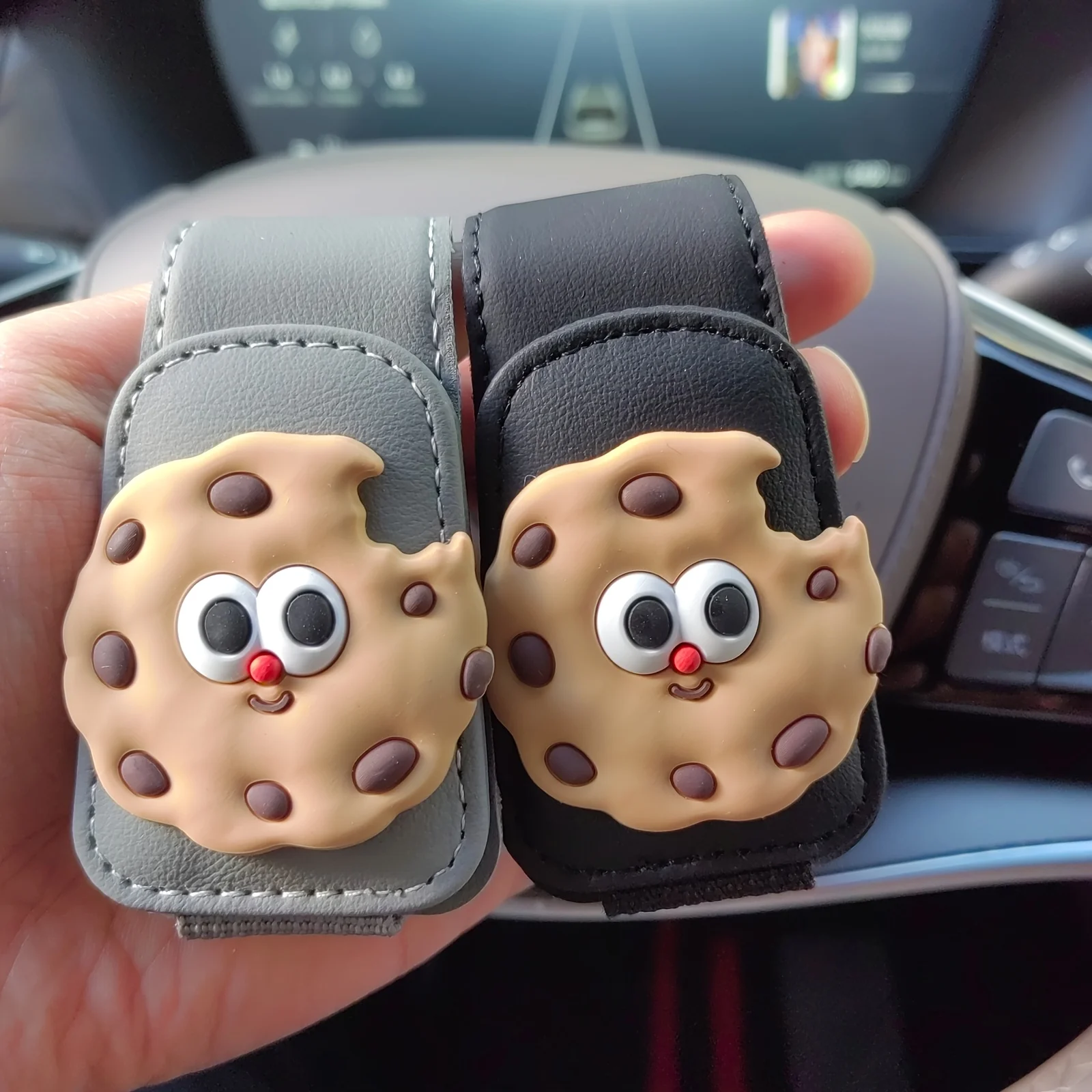 Car Glasses Clip Multi functional Car Sunglasses Stand Car Glasses Universal Creative Biscuit Human Side Glasses Clip
