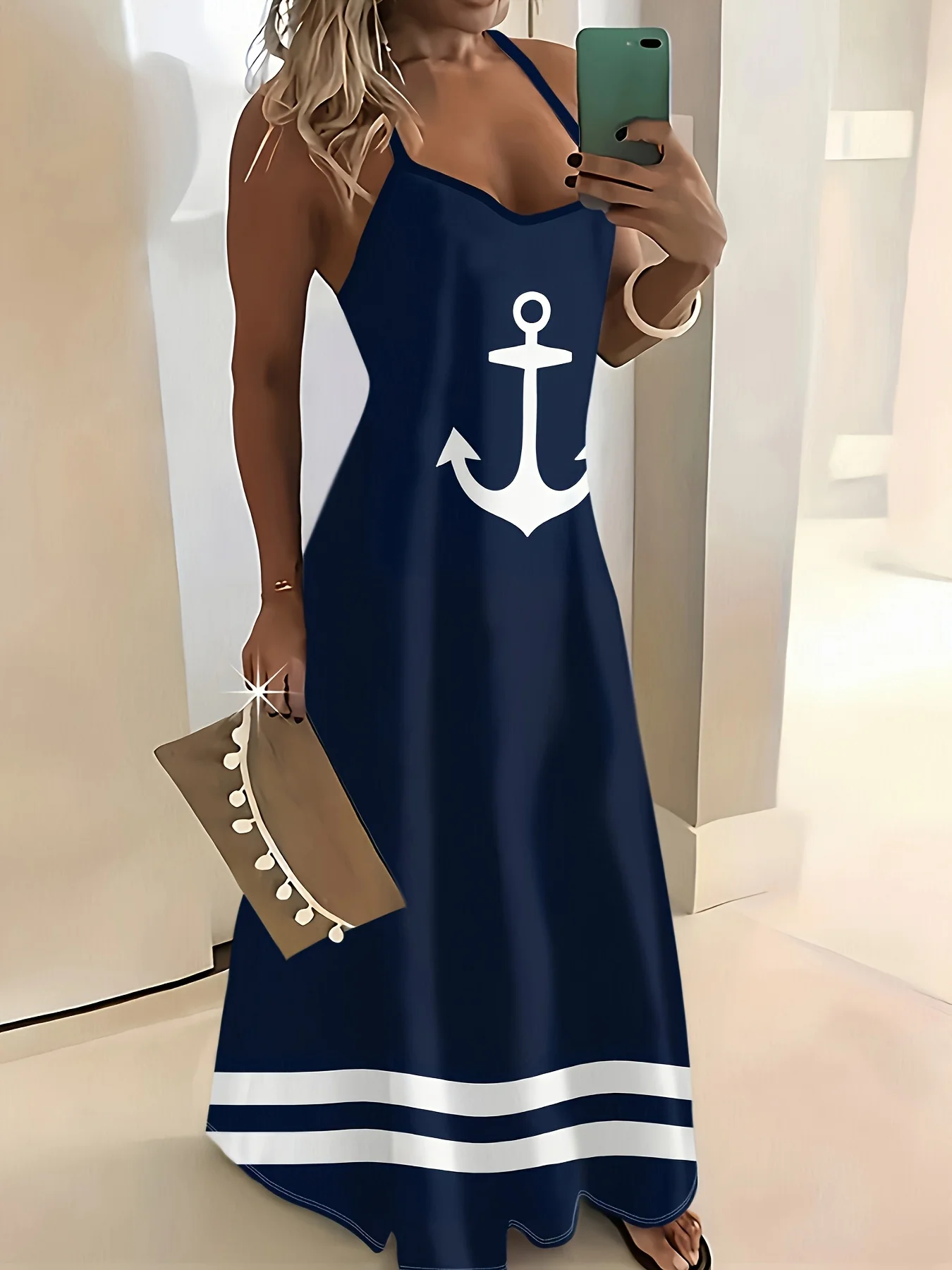 

Платье на тонких бретельках с принтом и белыми полосками в темно-синем цвете