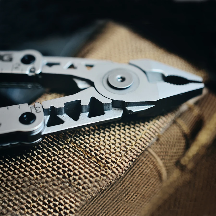 SOG 11 Tools Sync I Belt Buckle Multi-tools Folding Pliers EDC Outdoor Camping Survival Supplies Novelty Hand Tools Set SN1001CP