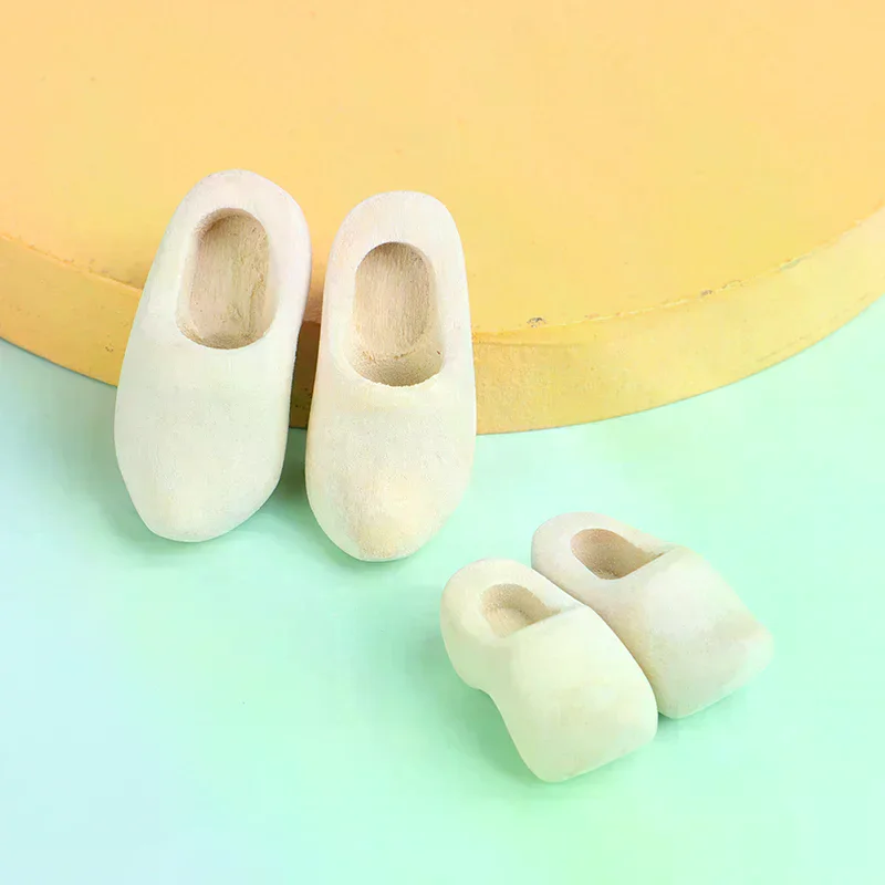 1Pair 1/12 Dollhouse Miniature Wooden Shoes Simulation Scene Collocation Model DIY Accessories