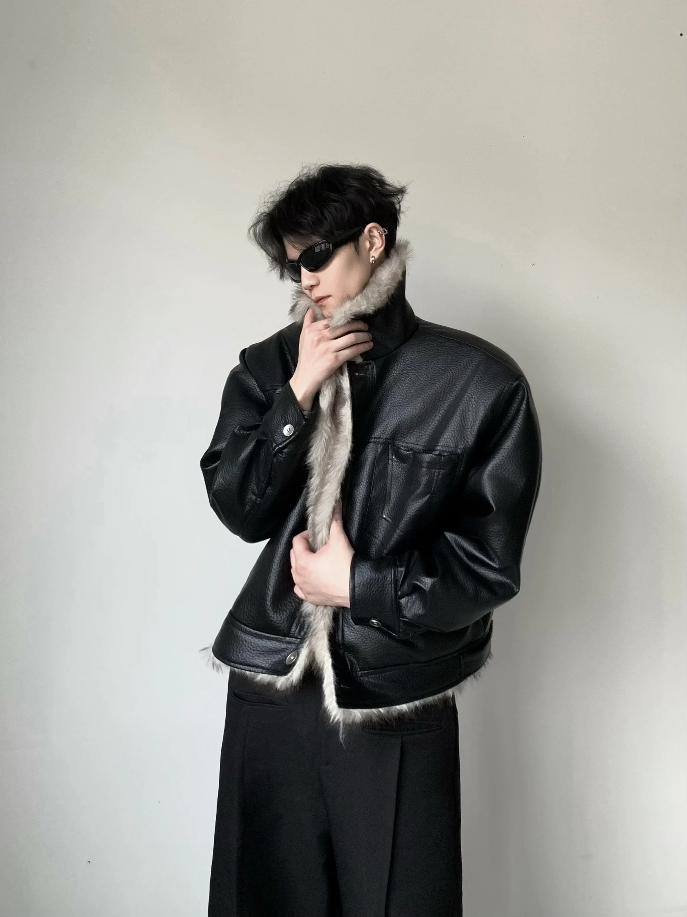 سترات رجالية جديدة لخريف 2025 سترات أنيقة راقية كبيرة بياقة من الفرو الصناعي سترات عصرية للرجال من جلد البولي يوريثان قطع علوية عصرية سميكة #4