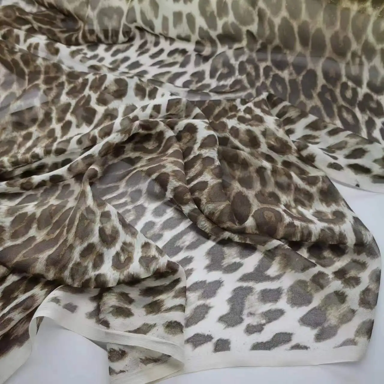 138CM Wide 7MM Silk Georgette Fabric-Thin Summer Soft Material for Shirt Dress Pants Comfortable Leopard Print Silk Fabric Y402