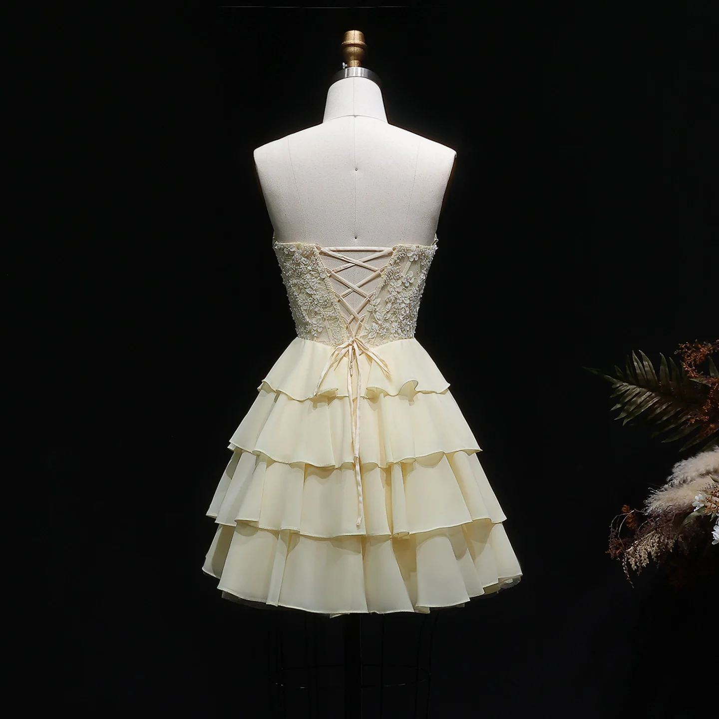 Sharon Said Gelbes trägerloses Homecoming-Kleid mit Perlenapplikationen, gestuften Rüschen, Chiffon, Dubai, kurzes Cocktail-Partykleid RM143, maßgeschneidert – Detail 11