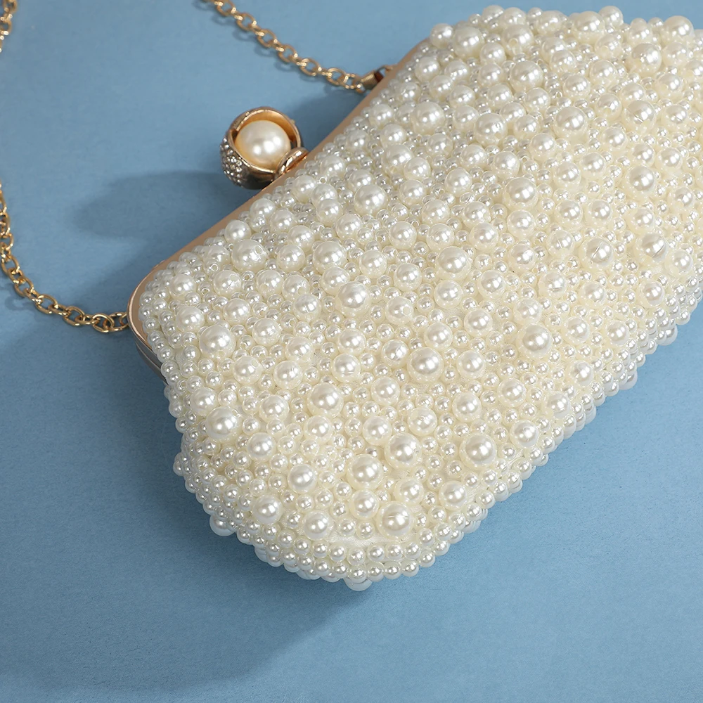 Neue Handtasche mit Perlenbesatz – eine elegante und raffinierte Abendtasche für Damen, mit einem klassischen, französischen Metallverschluss im Antikstil. – Detail 7