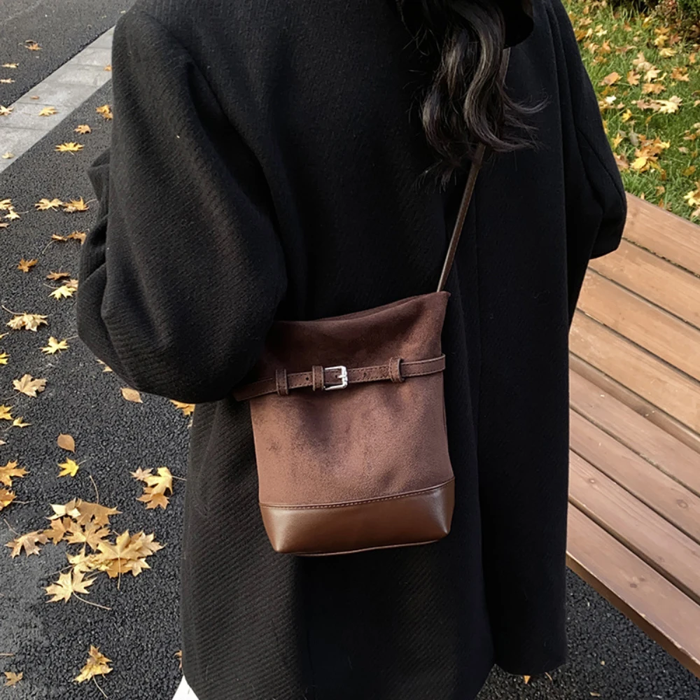 2025 New Bucket Bag Women Frosted Patchwrork Buckle Crossbody Bags Autumn Winter Fashion Versatile Phone Lipstick Commute Packs