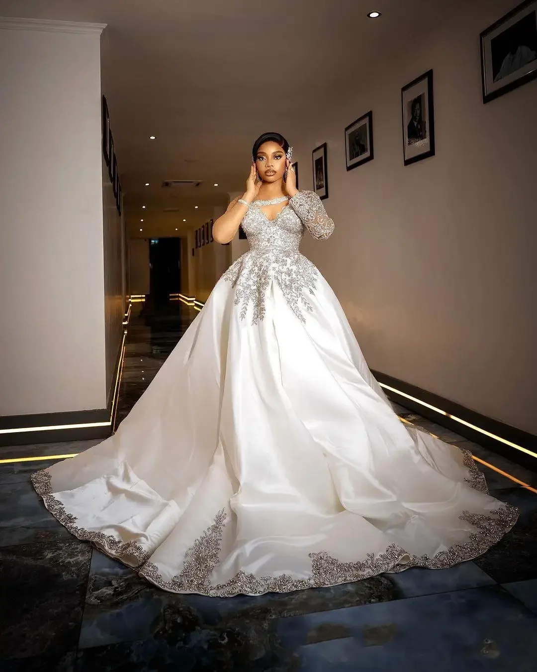 تخصيص مغرفة الرقبة تسلق بلورات الخرز Ballgown فستان الزفاف Robes De Mariée كم طويل الساتان فستان زفاف فاخر