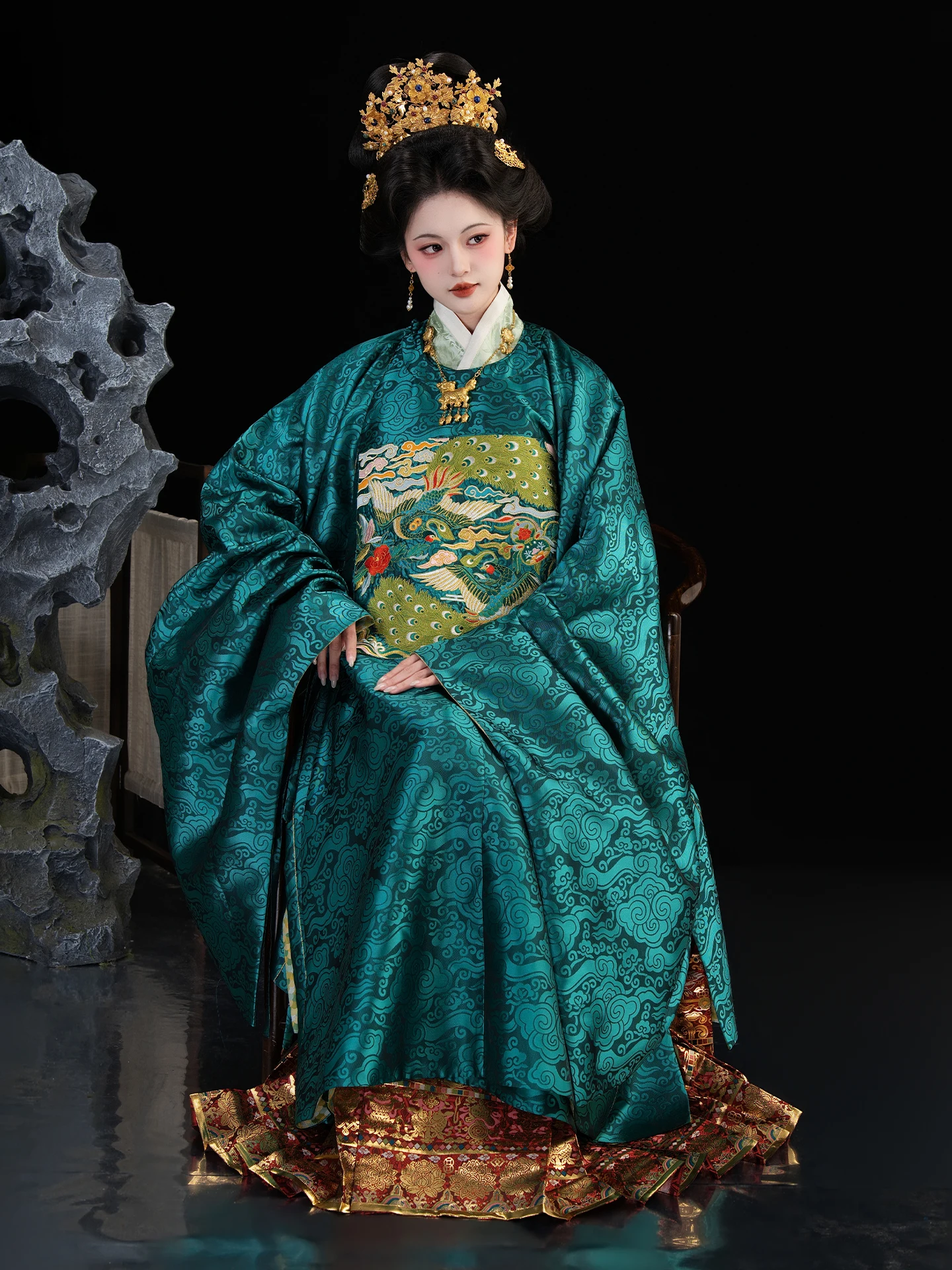 

Yulu Hanfu Embroidered Floral round Ne Robe with Tails Museum Collection Golden Weave Peaco Design Traditional Chin...