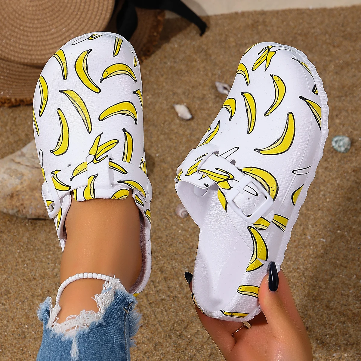 Chaussons à enfiler pour femmes, imprimé banane dessin animé, confortables, durables, à semelle épaisse, polyvalents pour la rue, le bureau, la maison, le jardin, style couple