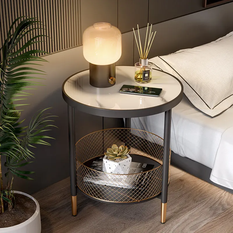 Wohnzimmer, Sofaseite, luxuriöse Eckgarnitur, Marmor-Beistelltisch, Balkon, kleiner runder Tisch, Nachttisch, schlicht