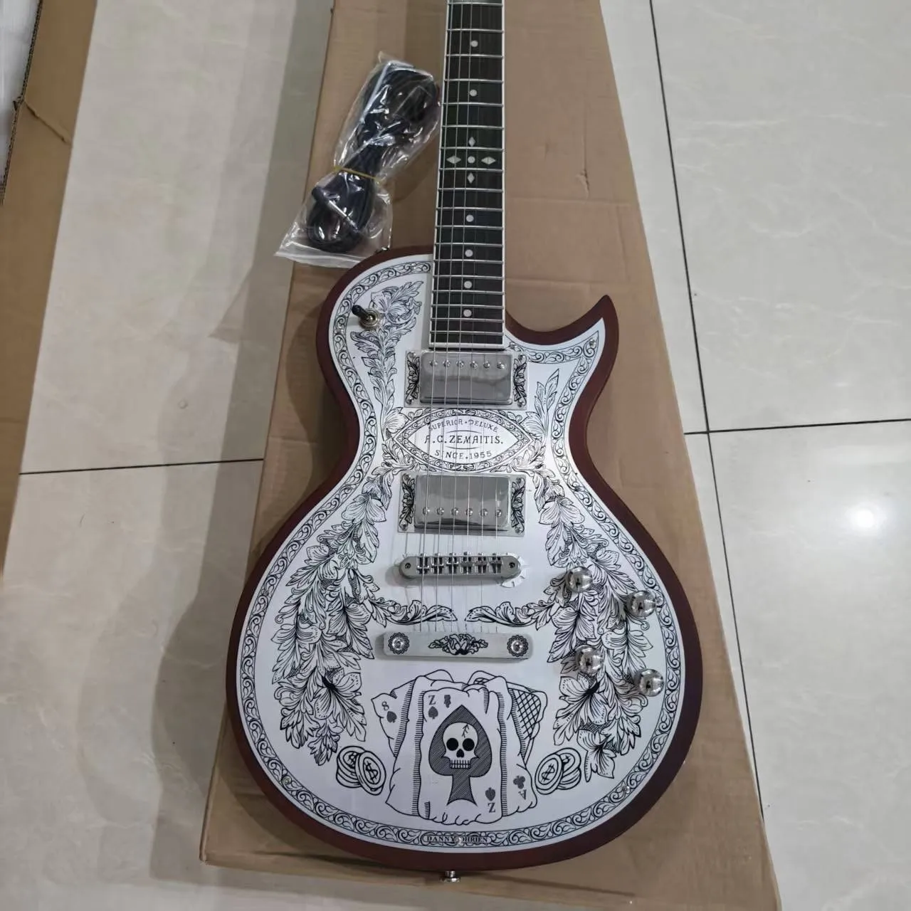 Guitarra con Cuerpo Tallado "Aces & Eights" Personalizada de Alto Rendimiento 2026, con Pastillas HH
