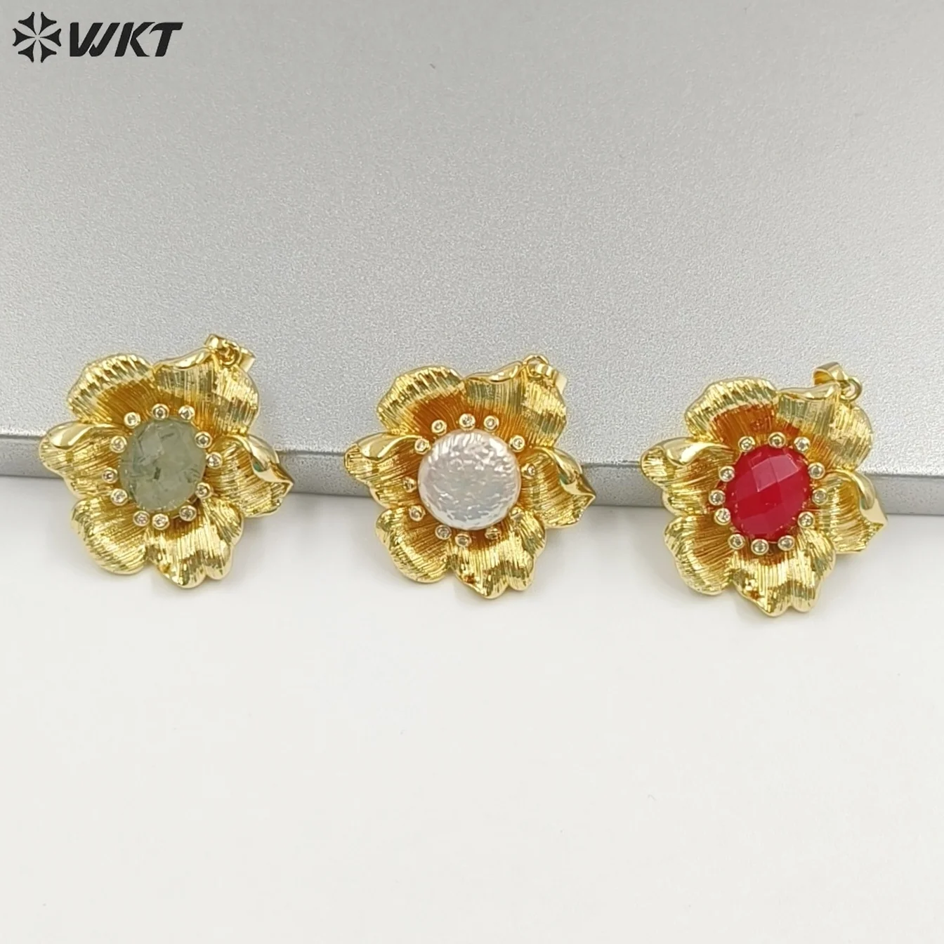 

WT-P2049 Высококачественный драгоценный камень в форме цветка с кубическим цирконом и настоящим позолотой 18 карат для друзей ACC