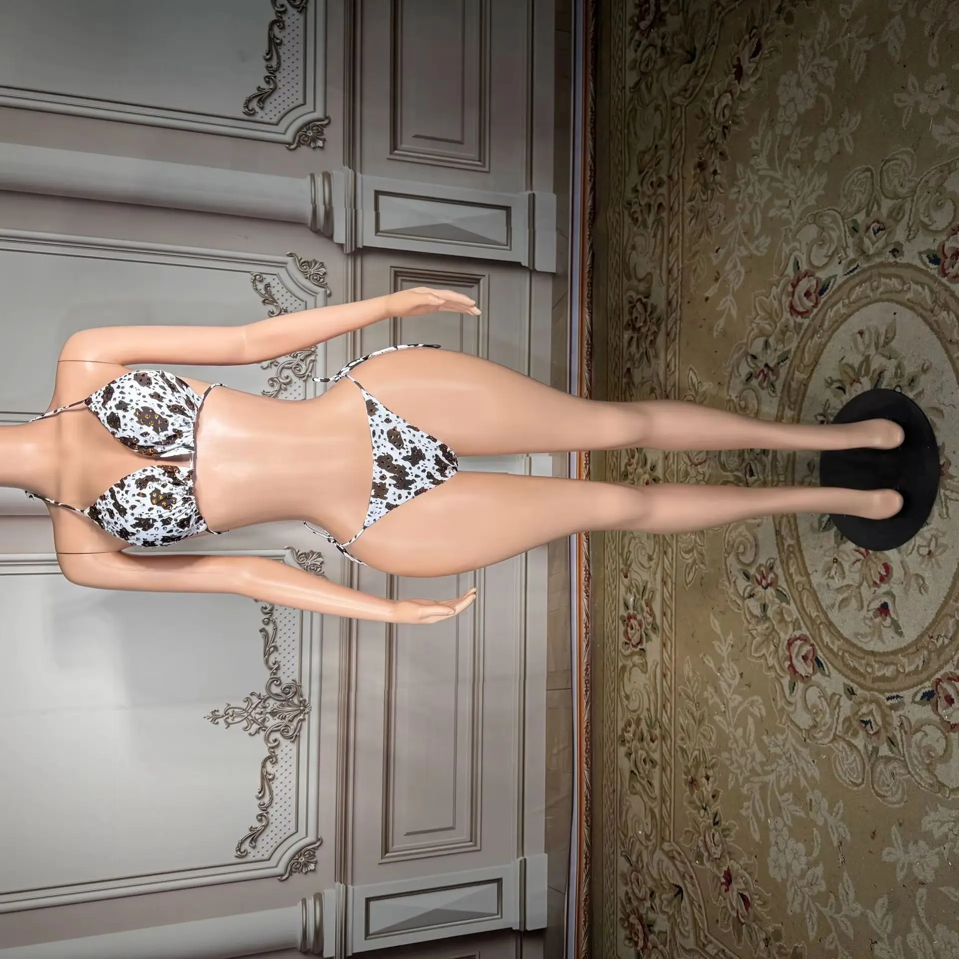 

Новый стильный бикини с коровьим принтом и стразами, без спинки, на завязках, из двух частей, для сексуальных девушек, для пляжного отдыха, больших размеров.