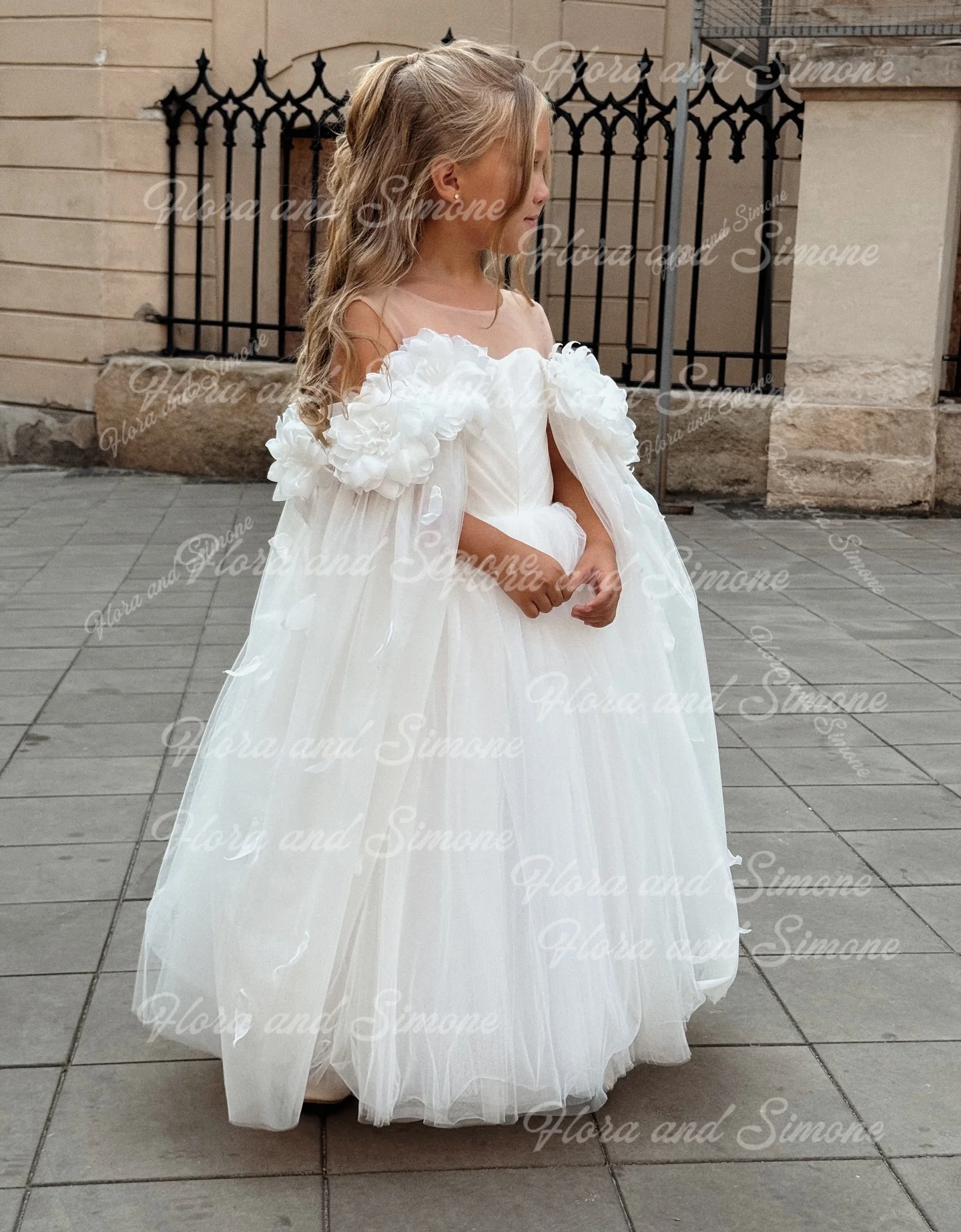 Vestido de niña de flores de gasa blanca con apliques de halte y hombros descubiertos personalizado para ceremonias de boda, recuerdos formales, sesiones fotográficas