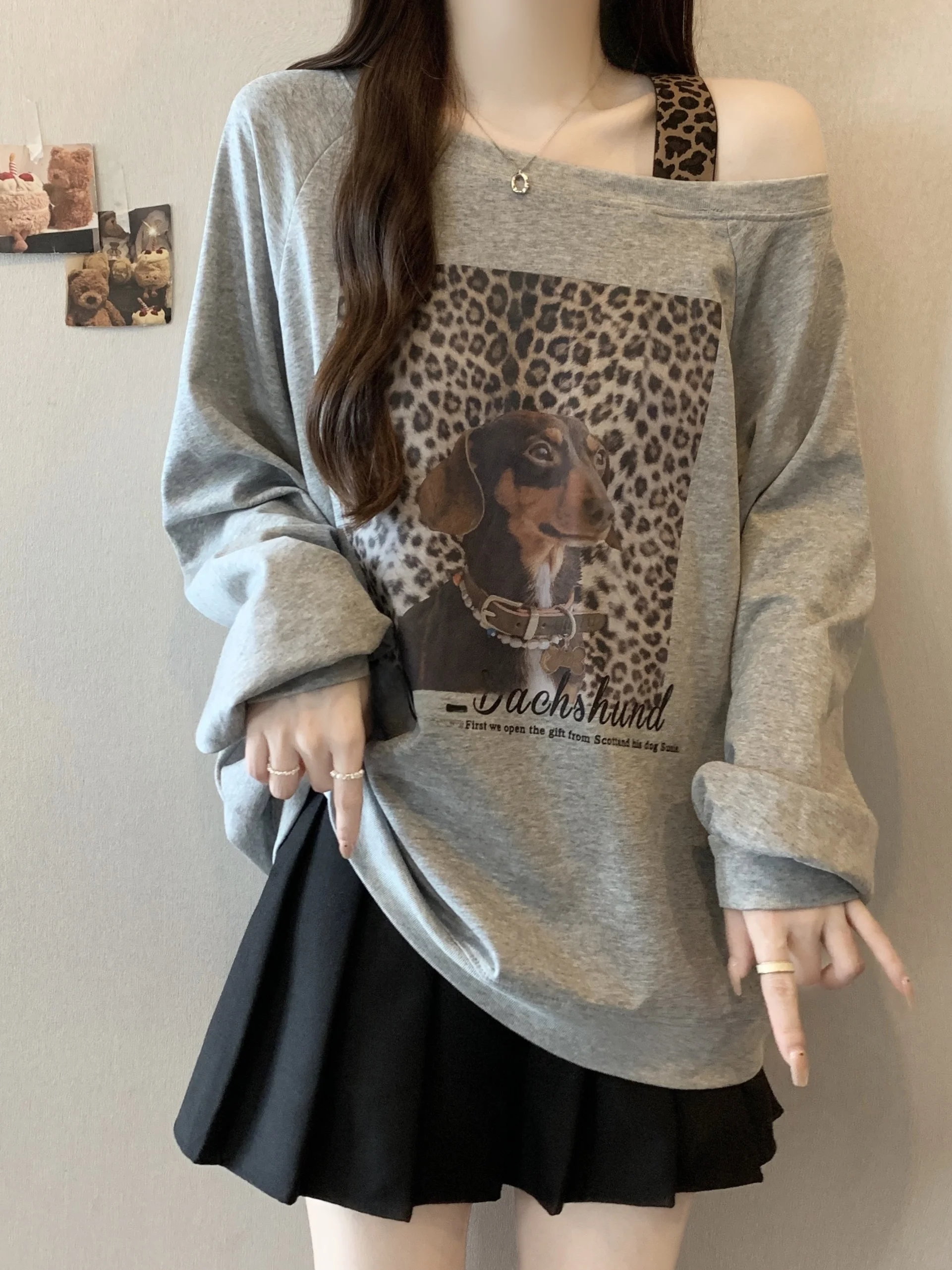 

Женский свитшот оверсайз в американском ретро-стиле с леопардовым принтом и принтом таксы, свободный крой, с открытыми плечами